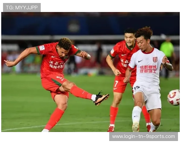 成都蓉城严鼎皓中路直塞，锋线轻松破门——速度与默契在绿茵场上的绽放